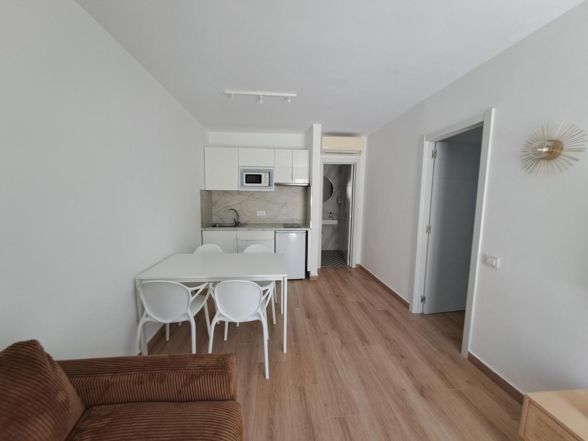 Homeforguest Con Terraza Y Piscina En Appartement *